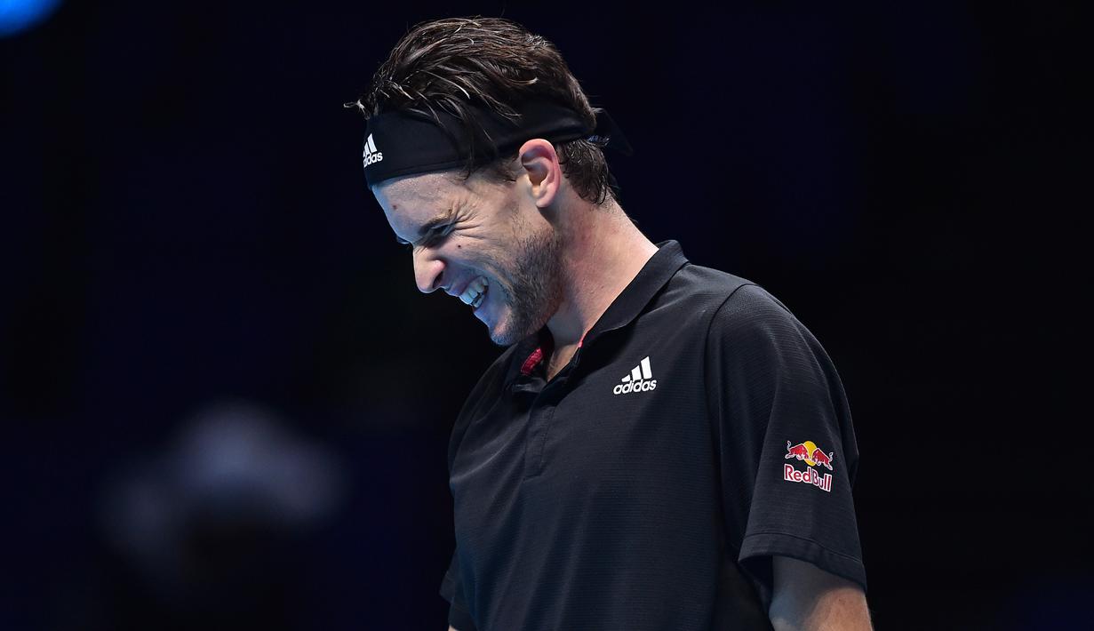 Petenis Austria, Dominic Thiem, tampak kecewa dalam partai final tunggal putra Turnamen Tenis ATP Finals 2020 melawan petenis Rusia, Daniil Medvedev di O2 Arena, London, Inggris, Minggu (22/11/2020). Dominic Thiem kalah dengan skor 6-4, 6-7 (2), 4-6. (AFP/Glyn Kirk)