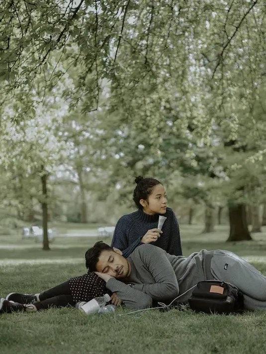 "Piknik dulu aaaah biar pikiran segar dan badan segar bugar #mrandmrsjerikho 📸 @abiismail," tulis Chicco yang sedang menikmati udara segar di St James Park, London. (Instagram/chicco.jerikho)
