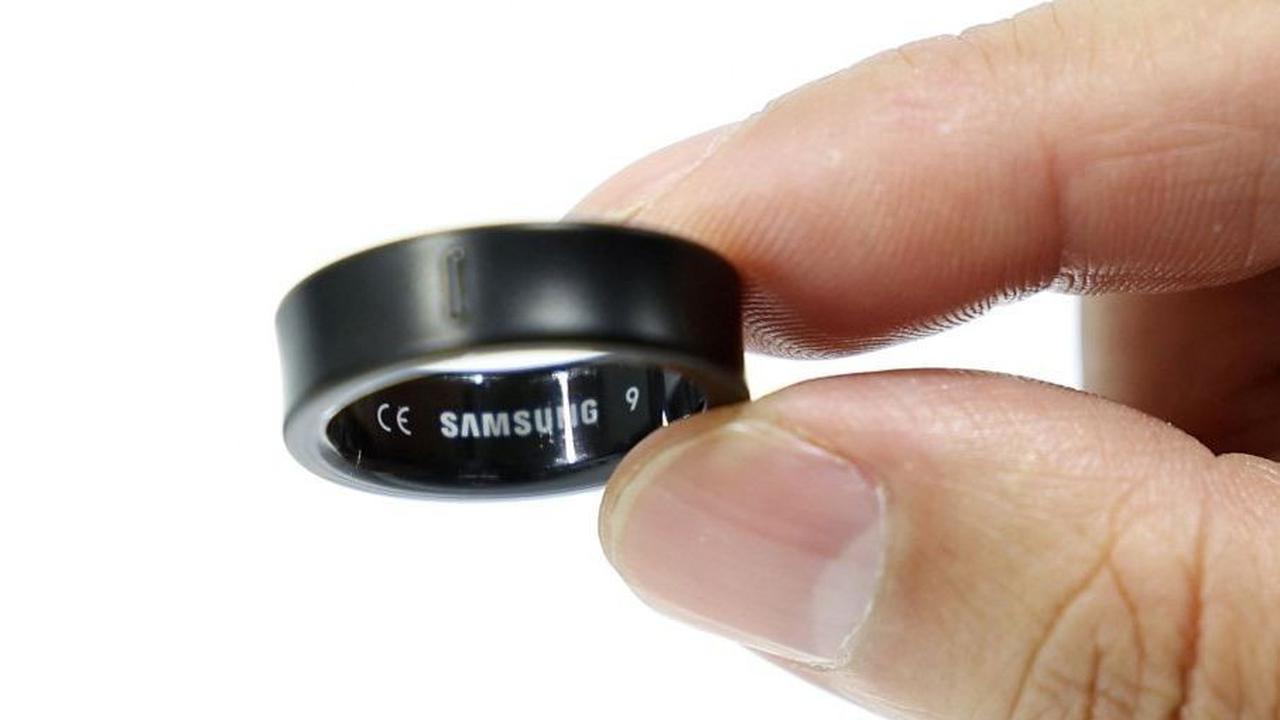 Seseorang menunjukkan bentuk fisik dari Galaxy Smart Ring dari Samsung Electronics selama pembukaannya di Seoul, Korea Selatan, 8 Juli 2024. Foto: REUTERS / Kim Hong-Ji<br>