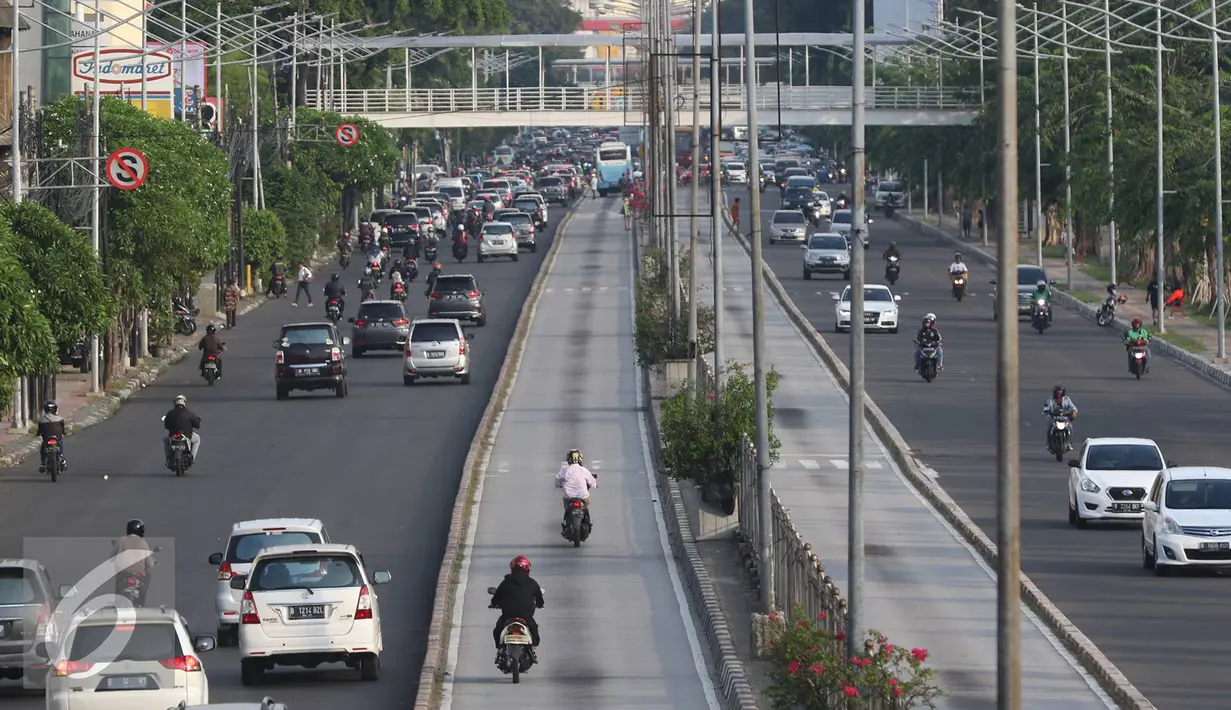 Pemotor melintas di jalur Transjakarta di Jalan Gunung Sahari, Jakarta, Rabu (13/7). Sepinya pengawasan di Jalur Transjakarta membuat pemotor masuk ke jalur tersebut. (Liputan6.com/Immanuel Antonius)
