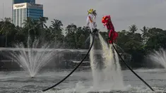Penampil mengenakan kostum barongsai beratraksi Aerial Lion Dance di Danau Senayan Park, Jakarta, 14 Februari 2026. (merdeka.com/Arie Basuki)