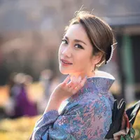 Berpose di pekarangan rumah, Natasha Wilona ini tampil anggun pakai kimono peach dan obi kuning. [@natashawilona12].