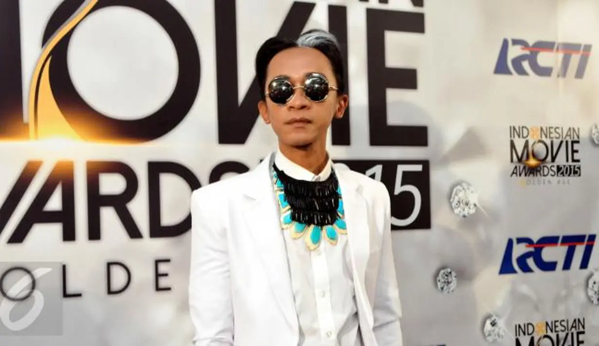 Aming Supriatna Sugandhi nama lengkap pemeran kelahiran Jakarta ini saat hadir dalam Indonesian Movie Awards 2015. Yang berbeda penampilannya, aksesoris dilehernya dan rambutnya. (Liputan6.com)