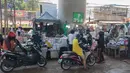 Warga ramai-ramai berburu masker di kawasan bawah Tol Andara, Jakarta Selatan, setelah sebaran abu vulkanik mencapai wilayah Jakarta dan sekitarnya, Minggu (6/9/2026). (KLY/Budy Santoso)