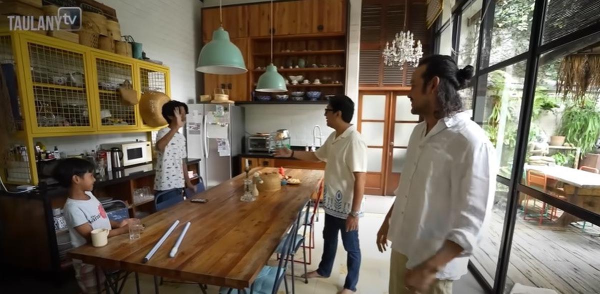 7 Potret Dapur Widi Mulia dan Dwi Sasono yang Unik, Artistik - Ada Rak Custom dari Barang Bekas