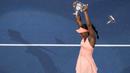 Ekspresi Sloane Stephens saat penutup trofi AS Terbuka 2017 terjatuh di Arthur Ashe Stadium, New York, (9/9/2017). Stephens menang atas Madison Keys 6-3, 6-0.  (AP/Nick Didlick)