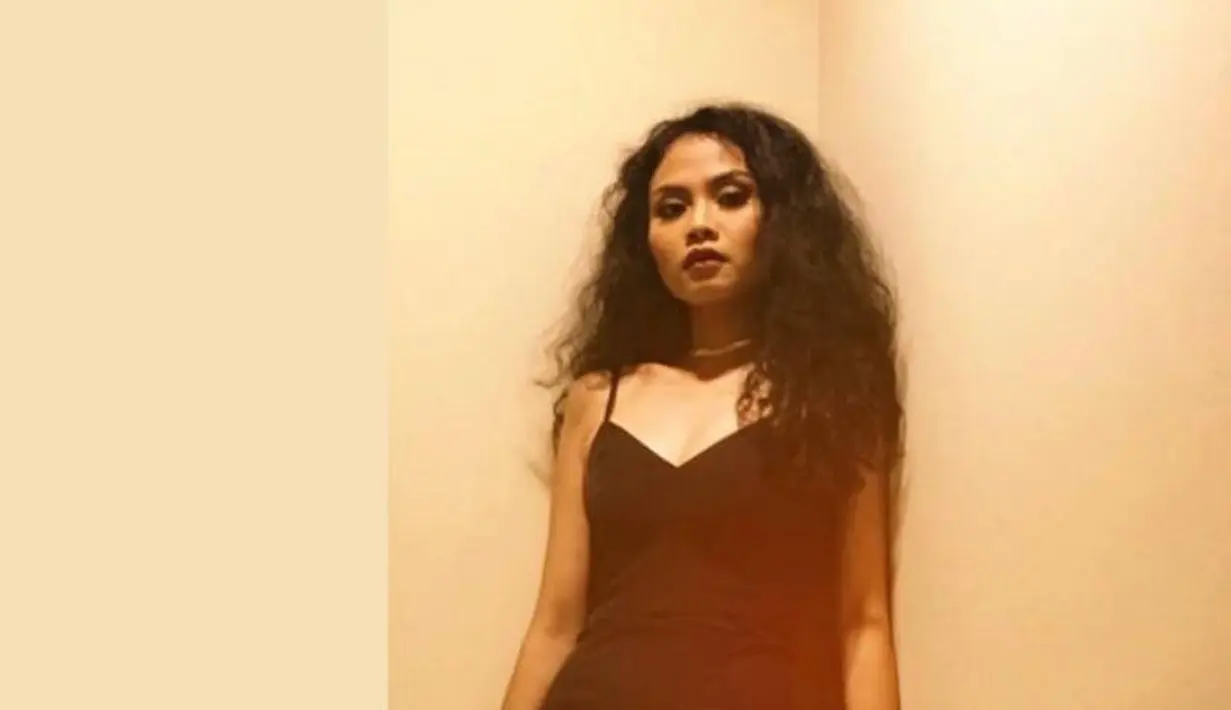 Tampil edgy, Dea terlihat mengenakan dress bodycon warna hitam. Rambut keritingnya yang dibiarkan tergerai membuat penampilannya terlihat begitu menawan. (Instagram/deapanendra).