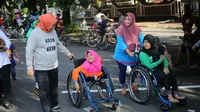 Ida Fauziah berjalan-jalan di arena Car Free Day Surakarta dan menyempatkan diri menyapa kaum disabilitas. (foto: Liputan6.com/dok.ida/edhie prayitno ige)