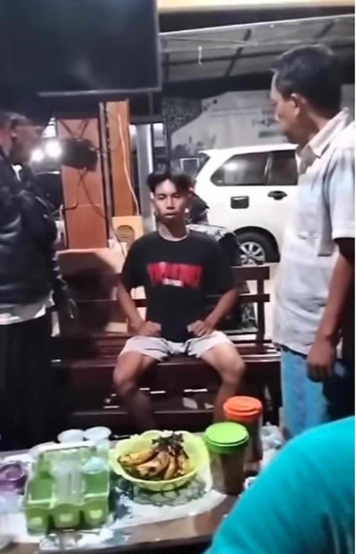 Pemuda Pukul Orang Tua