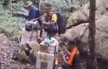 Perjuangan Polisi di Pelosok, Tiga Hari Jalan Kaki Kawal Distribusi Logistik Pemilu dan Terancam Dimangsa Binatang Buas