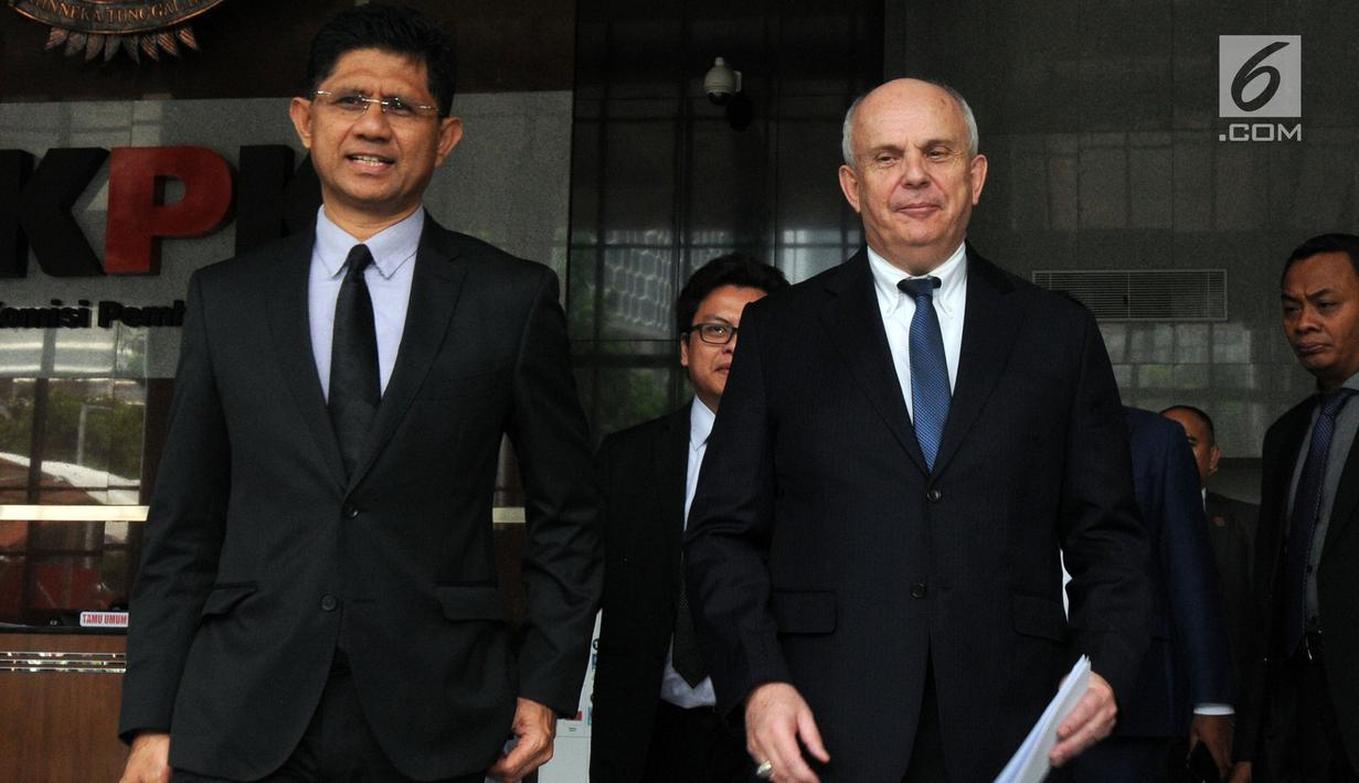 Dubes AS untuk Indonesia Joseph R. Donovan Jr dan Wakil Ketua KPK Laode Syarif keluar gedung KPK, Jakarta, Selasa (26/2). Joseph R. Donovan Jr mengapresiasi KPK khususnya para penyidik tentang pemberantasan korupsi di Indonesia. (Merdeka.com/Dwi Narwoko)