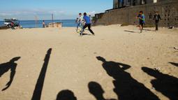 Sejumlah anak Palestina bermain sepak bola di kawasan Gaza, Jumat (3/11/2017). Sepak bola tidak hanya menjadi olahraga favorit, tapi juga sebagai salah satu cara bagi warga untuk mengurangi ketegangan akibat peperangan. (AFP/Mohammed Abed)