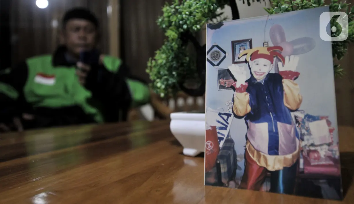 Sebuah foto Suharno saat awal karir sebagai badut menghiasi meja ruang tamu rumah. Sebelum menjadi badut, Suharno berkerja sebagai petugas keamanan di sebuah perumahan kawasan Kebayoran. (Merdeka.com/Iqbal S Nugroho)