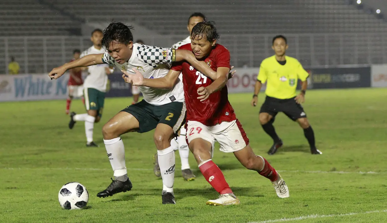 Gelandang Timnas Indonesia  U-23, Adam Alis berebut bola dengan pemain Tira Persikabo, Dava Ardiansha. (Foto: Bola.com/M. Iqbal Ichsan)