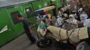 Khusus pengiriman motor menjelang Hari Raya Idul Fitri 2014 mengalami lonjakan yang tajam hingga 300 persen, Jakarta, Jumat (18/07/2014) (Liputan6.com/Faizal Fanani)
