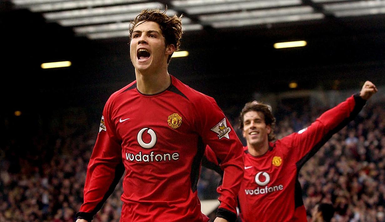 Gol pertama di Liga Inggris. Cristiano Ronaldo mencetak gol pertamanya bersama Manchester United di Liga Inggris saat menghadapi Portsmouth, 1 November 2003. Gol tendangan bebasnya di menit ke-80 membawa Setan Merah unggul 2-0. Skor akhir 3-0. (Foto: AFP/Steve Parkin)