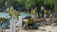 Marriot Internasional dan komunitas lingkungan hidup memprakarsai kegiatan bersih-bersih pantai bertajuk Bersih Bajo di Pantai Labuan Bajo, Senin (19/12/2022). (Ist)