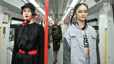 Model berpose saat memeragakan busana pada acara Jakarta Fashion & Food Festival (JFFF) 2019 di gerbong Light Rail Transit (LRT) Jakarta rute Stasiun Velodrome-Stasiun Boulevard Utara, Jakarta, Selasa (13/8/2019). Acara ini menampilkan 16 koleksi busana. (merdeka.com/Iqbal Nugroho)