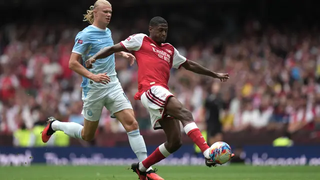 Pemain Manchester City Erling Haaland (kiri) dan pemain Arsenal Cristhian Mosquera