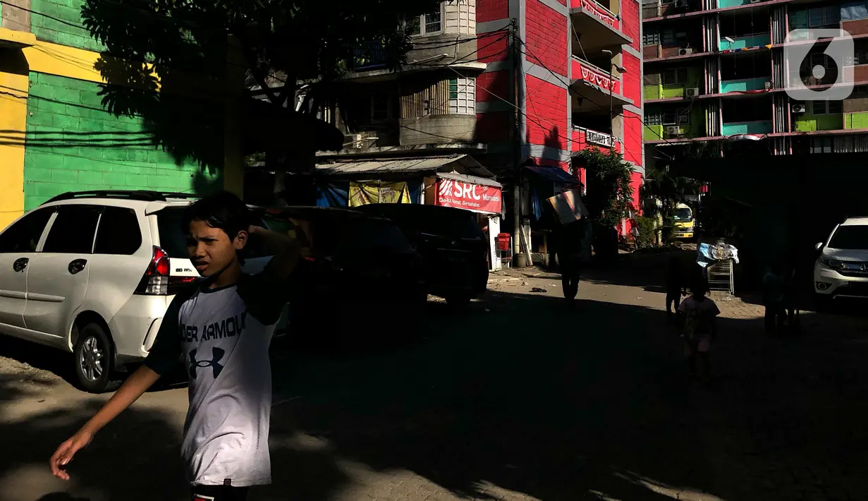 Warga beraktivitas di sekitar Rusun Petamburan, Jakarta, Jumat (21/8/2020). Proses pembangunan menggunakan skema multiyears dengan total keseluruhan sebanyak 5.835 unit hunian pada 31 tower. (Liputan6.com/Immanuel Antonius)