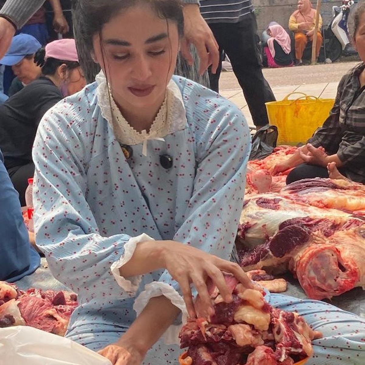 Potret Cantik Dewi Perssik Saat Potong dan Timbang Daging Kurban Idul Adha, Tampil Simple Pakai Piyama