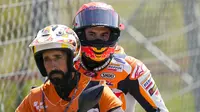 Marc Marquez saat harus berhenti balapan di lap 3 MotoGP Portugal. Marquez disanksi double long lap penalty yang harusnya dijalani di motoGP Argentina (AP)