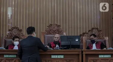 Ketua Majelis Hakim Nazar Effriandi memimpin sidang permohonan peninjauan kembali (PK) yang diajukan buronan kasus korupsi pengalihan hak tagih (cessie) Bank Bali, Djoko Tjandra di PN Jakarta Selatan, Senin (6/7/2020). Sidang ditunda karena Djoko Tjandra dikabarkan sakit. (Liputan6.com/Johan Tallo)