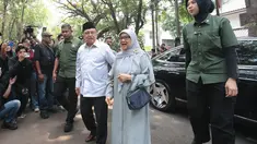 Wakil Presiden ke-10 dan ke-12 RI Jusuf Kalla bersama istrinya, Mufidah Jusuf Kalla, tiba di rumah duka Guruh Soekarnoputra di Jalan Sriwijaya Raya, Kebayoran Baru, Jakarta Selatan, Sabtu (26/9/2026). (KLY/Budy Santoso)