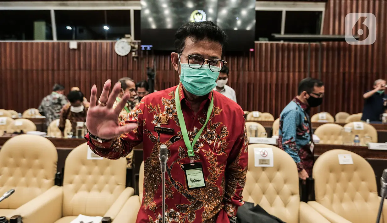 Mentan Syahrul Yasin Limpo mengenakan kalung bertuliskan anti virus corona saat raker dengan Komisi IV DPR di Kompleks Parlemen, Senayan, Jakarta, Selasa (7/7/2020). Rapat membahas program strategis kementerian dalam rangka percepatan pemulihan ekonomi dampak COVID-19. (Liputan6.com/Johan Tallo)