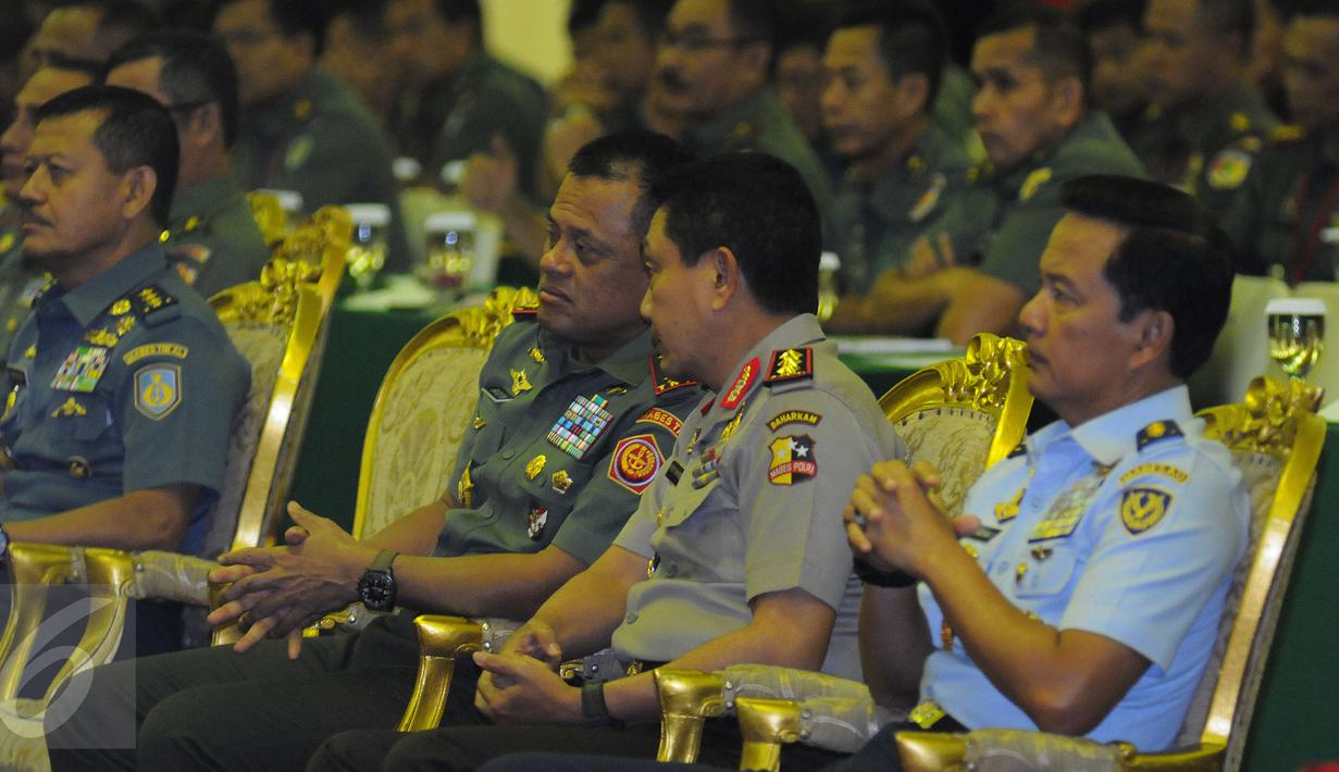 Panglima TNI, Jenderal TNI Gatot Nurmantyo (kedua kiri) berbincang dengan Kabaharkam Mabes Polri, Komjen Putut Eko Bayuseno usai membuka Rapat Paripurna TMD ke-36 di Jakarta, Kamis (3/12/2015). (Liputan6.com/Helmi Fithriansyah)