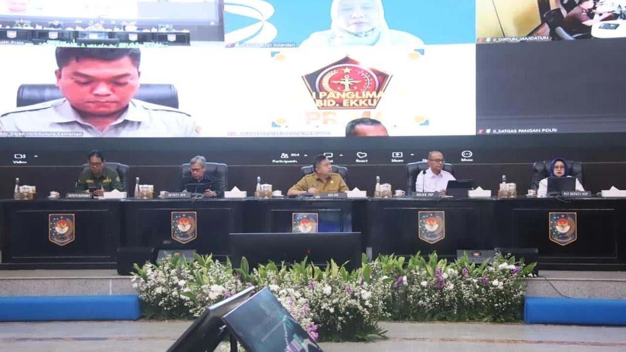 Sekjen Kemendagri Tomsi Tohir saat memimpin Rakor Pengendalian Inflasi Daerah