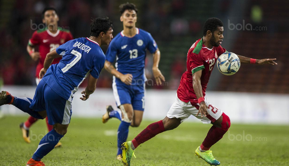 Gelandang Timnas Indonesia, Yabes Roni, melewati kepungan pemain Filipina pada laga SEA Games di Stadion Shah Alam, Selangor, Kamis (17/8/2017). Indonesia menang 3-0 atas Filipina. (Bola.com/Vitalis Yogi Trisna)