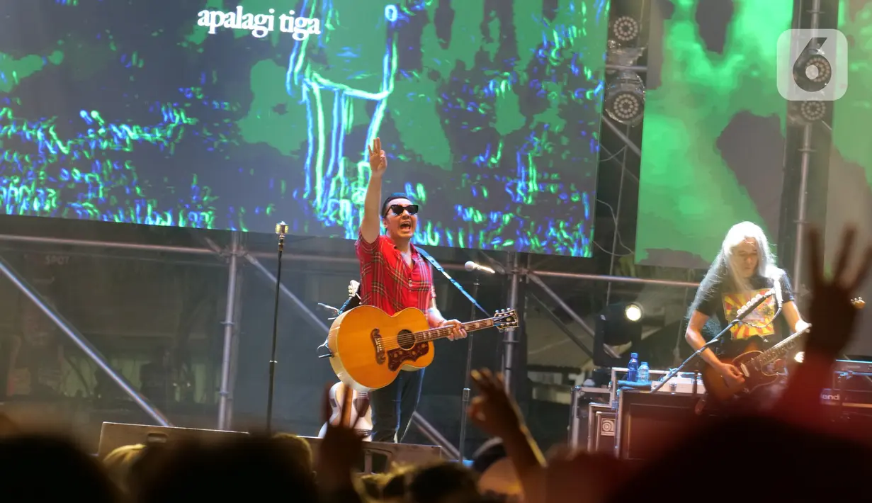 Kelompok musik Naif beraksi dalam acara The 90's Festival di Jakarta, Sabtu (23/11/2019). Naif tampil memukau di depan penggemarnya dengan membawakan hitsnya seperti Mobil Balap, Karena Kau Cuma Satu, Benci Untuk Mencinta dan Pusaka Sejuta Umat Manusia di Dunia. (Liputan6.com/Herman Zakharia)