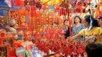 Etnis Tionghoa di Singapura juga turut merayakan pesta penyambutan Tahun Baru Imlek dengan berbelanja di bazar. (sg.theasianparent.com)
