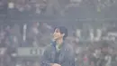 Di hari kedua, Jung Kook kenakan jaket denim berhiaskan kancing Le City dengan logo tambal sulam. Dipadukan dengan kaos berlogo tie-dye dan celana jeans longgar. [Balenciaga]