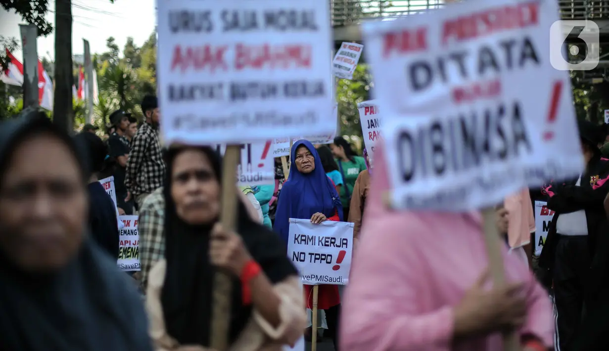 Dalam pernyataan resminya, massa menyebut bahwa bekerja di dalam atau di luar negeri, adalah hak asasi setiap warga negara dan dilindungi oleh konstitusi Indonesia. (Liputan6.com/Faizal Fanani)