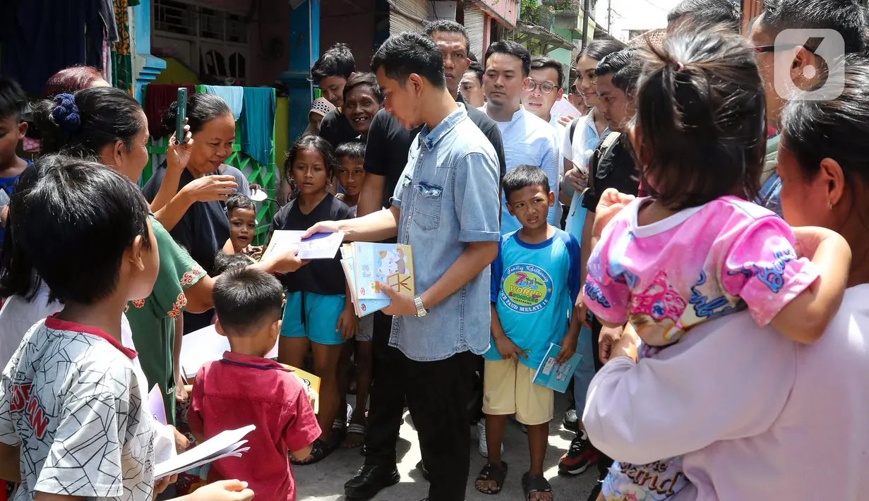 Putra sulung Presiden RI Joko Widodo atau Jokowi  itu kemudian membagikan buku tulis kepada anak-anak di lokasi. (Liputan6.com/Herman Zakharia)