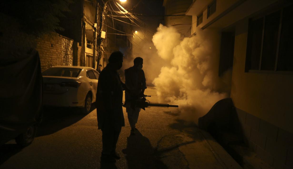 Petugas kesehatan Pakistan melakukan pengasapan untuk membunuh nyamuk dalam upaya mencegah wabah demam berdarah, di Peshawar, Pakistan, Jumat (23/9/2022). Pakistan telah mengerahkan ribuan dokter dan paramedis tambahan di provinsi yang paling parah dilanda banjir di negara itu untuk menahan penyebaran penyakit yang telah menewaskan lebih dari 300 orang di antara para korban banjir, kata para pejabat. (AP Photo/Muhammad Sajjad)