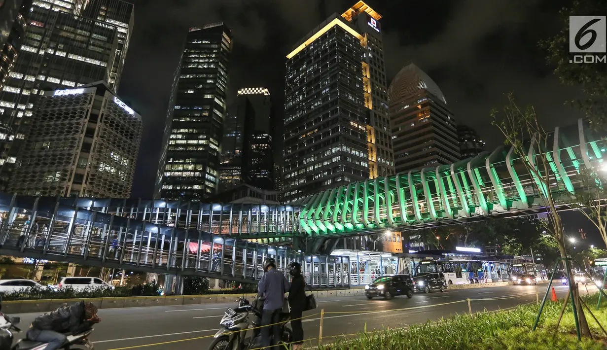 Suasana Jembatan Penyeberangan Orang (JPO) Gelora Bung Karno di Jalan Jend Sudirman, Jakarta, Senin (4/3) malam. JPO tersebut menjadi daya tarik tersendiri bagi pejalan kaki karena desainnya yang artistik dan Instagramable. (Liputan6.com/Fery Pradolo)