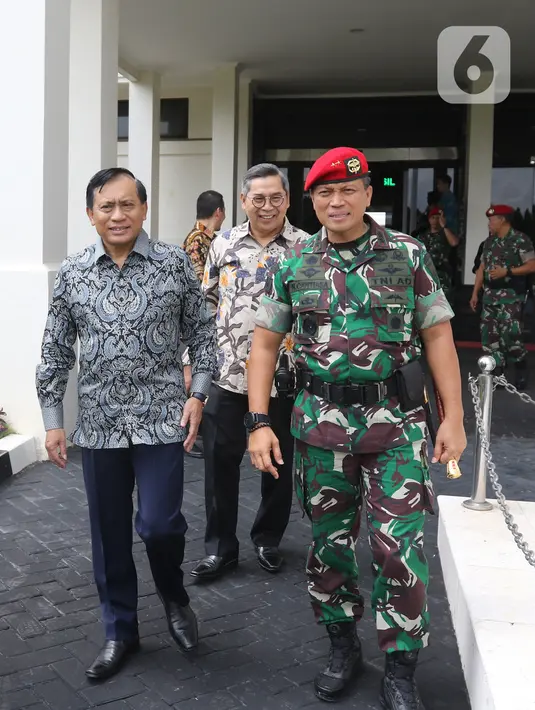 Direktur SCM, Imam Sudjarwo (kiri) berjalan bersama Danjen Kopassus Mayjend TNI I Nyoman Cantiasa saat bersilaturahmi ke Markas Kopassus, Cijantung, Jakarta, Senin (13/1/2020). Kunjungan itu bentuk silaturahmi bersama salah satu mitra perusahaan, dalam hal ini TNI. (Liputan6.com/Herman Zakharia)