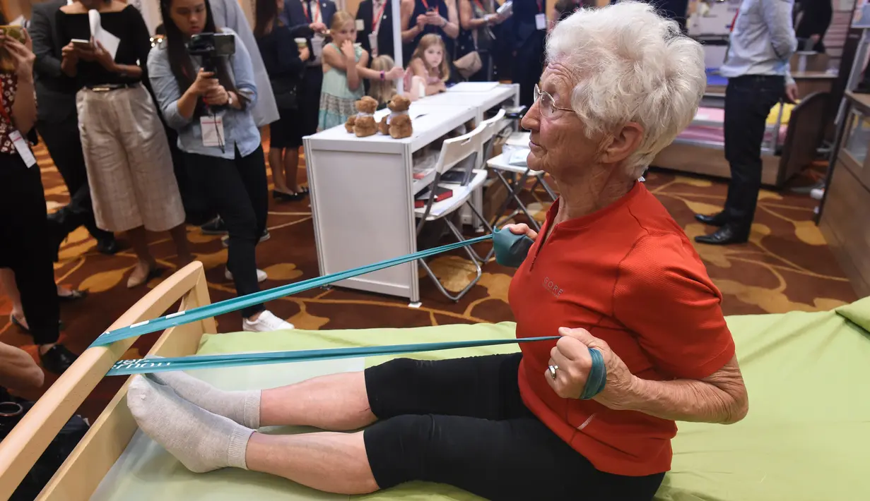 Pesenam tertua di dunia asal Jerman, Johanna Quaas (92) menunjukkan latihan penguatan di tempat tidur khusus untuk orang tua saat Forum Inovasi Aging Asia Internasional ke-8 di Singapura, Selasa (25/4). (AFP PHOTO / ROSLAN RAHMAN)