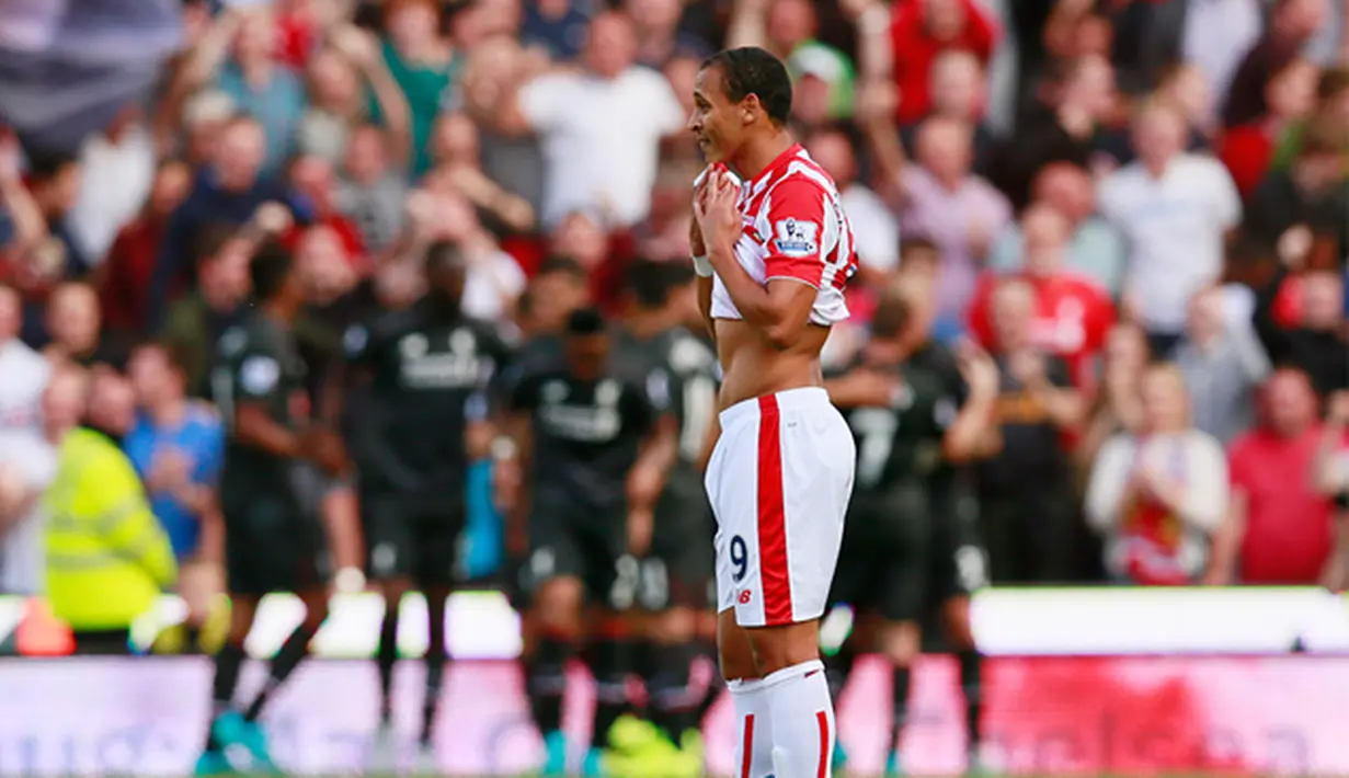 Ekspresi dari pemain Stoke, Peter Odemwingie saat menyaksikan gol yang dicetak pemain Liverpool pada laga Liga Premier Inggris di Britannia Stadium, Inggris, Minggu (9/8/2015). Stoke kalah 0-1 dari Liverpool. (Action Images via Reuters/Jason Cairnduff) 