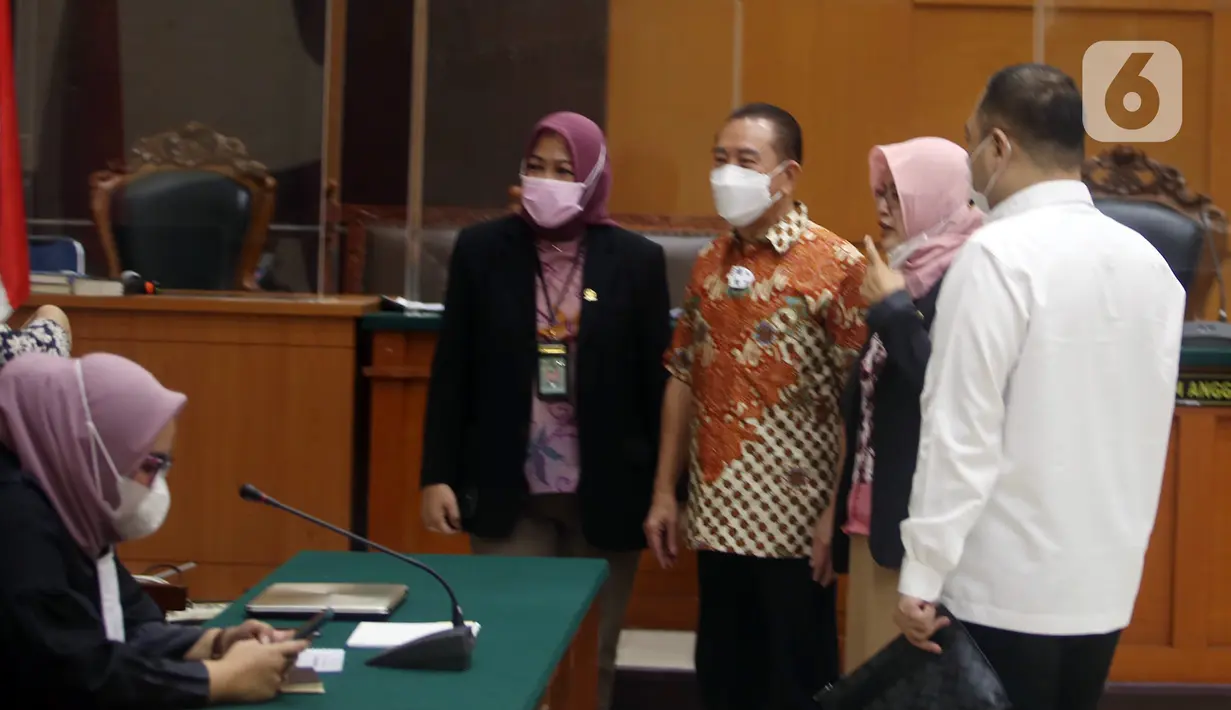 Terdakwa suap penghapusan nama terpidana perkara pengalihan hak tagih Bank Bali dari daftar red notice Polri Djoko Tjandra (tengah) saat menjalani sidang di PN Jakarta Timur, Jumat (11/12/2020). Djoko menyampaikan nota pembelaan atau pleidoi atas tuntutan JPU. (merdeka.com/Imam Buhori)