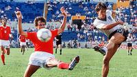 Gary Lineker (kanan) merupakan peraih golden boot pada Piala Dunia 1986 dengan raihan 6 gol. Ia juga berperan penting membawa The Three Lions mencapai babak semifinal Piala Dunia 1990. Lineker tercatat telah mencetak 5 hattrick untuk negaranya. (AFP/Staff)