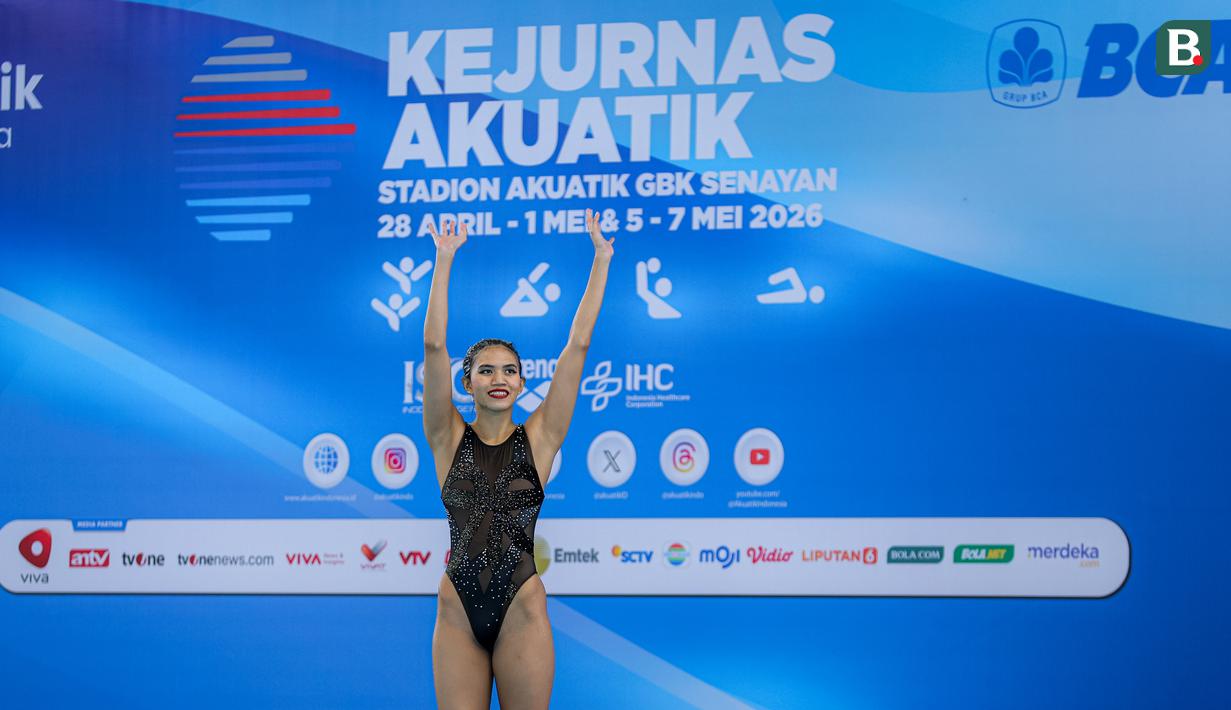 Atlet renang indah DKI Jakarta, Hilda Tri Julyandra menyapa para penonton setelah tampil dalam nomor open women solo free final renang artistik Kejurnas Akuatik 2026 di Stadion Akuatik Gelora Bung Karno, Senayan, Jakarta, Selasa (05/05/2026). (Bola.com/Bagaskara Lazuardi)
