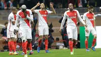 Gelandang AS Monaco, Tiemoue Bakayoko melakukan selebrasi usai mencetak gol ke gawang Manchester City di leg kedua babak 16 besar Liga Champions di stadion Louis II, Monaco (16/3). (AP/Claude Paris)
