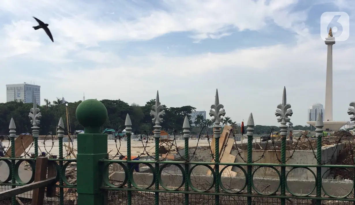 Suasana pembangunan proyek revitalisasi Taman Monumen Nasional (Monas) di Jakarta, Sabtu (18/1/2020). Proyek revitalisasi Taman Monas memaksa 190 pohon di lokasi tersebut ditebas habis. (Liputan6.com/Immanuel Antonius)