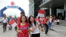 Suporter cantik bersemangat saat mendukung Timnas Indonesia melawan Thailand pada laga AFF Suzuki Cup 2016 di Philippine Sports Stadium, (19/11/2016).  (Bola.com/Nicklas Hanoatubun)