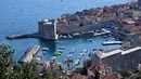 Gambar pada 28 Maret 2019 menunjukkan pelabuhan tua kota Dubrovnik, salah satu lokasi pengambilan gambar film serial Game of Thrones. Kota di Kroasia ini menjadi King's Landing, Ibu Kota Westeros dalam film serial besutan David Benioff & DB Weiss untuk jejaring televisi HBO. (Denis LOVROVIC / AFP)