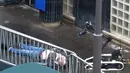 Robot penjinak bom memeriksa jasad seorang pria yang ditembak mati di sebuah kantor polisi di Paris, Prancis, Kamis (7/1/2016). Pria itu ditembak mati karena memaksa masuk ke kantor polisi sambil membawa pisau (ANNA POLONYI/NEW YORK TIMES/AFP)